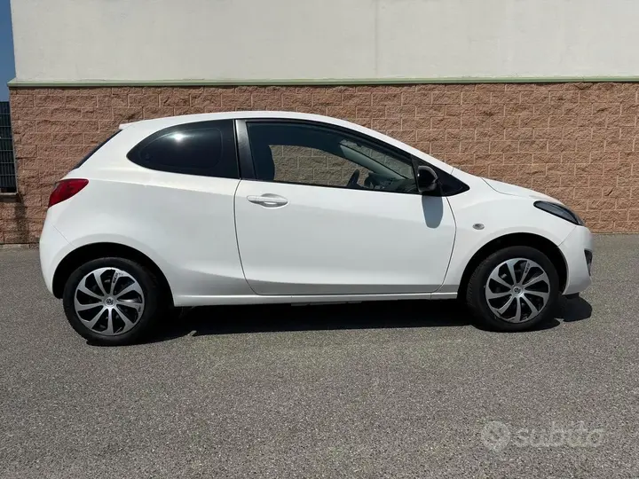 Mazda 2 2012 photo 3