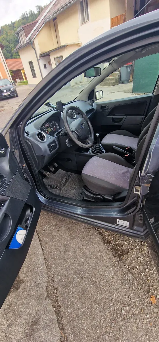 Ford Fiesta 2006 photo 2