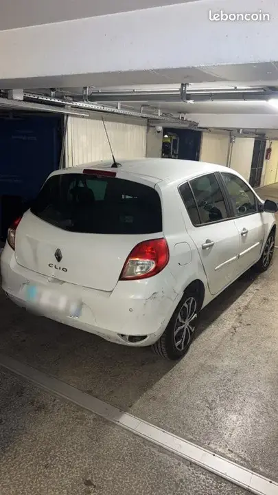 Renault Clio 2010 photo 2