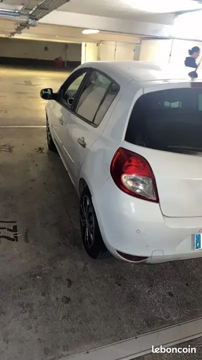 Renault Clio 2010 photo 3