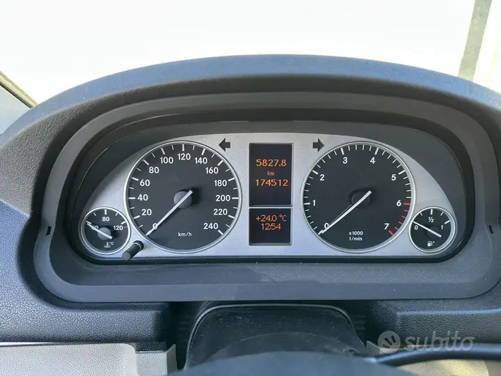 Mercedes-Benz B-Class 2010 photo 2
