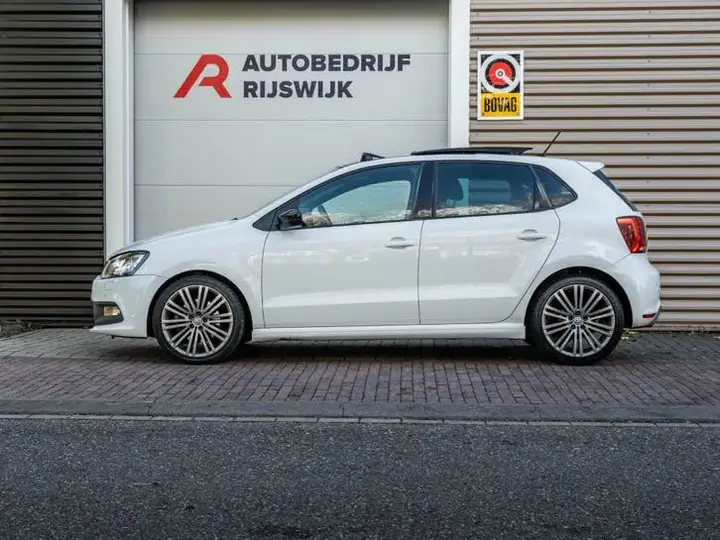Volkswagen Polo 2015 photo 2