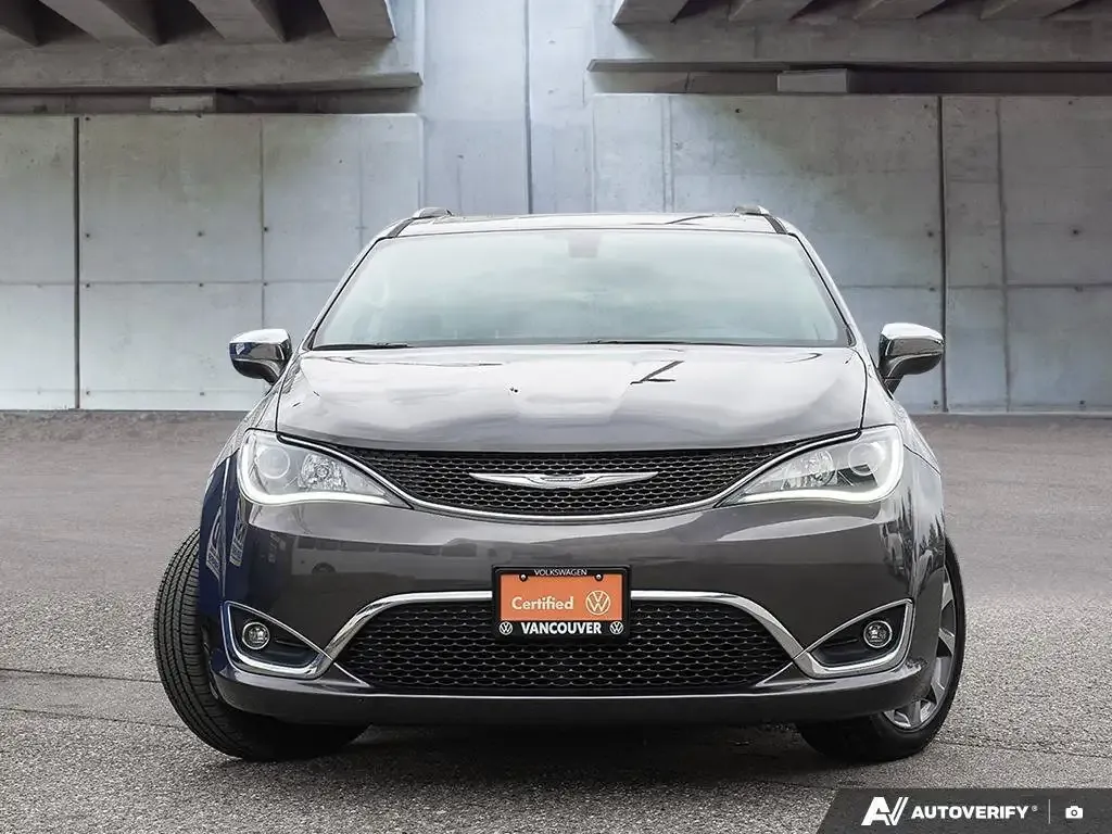 Chrysler Pacifica 2017 photo 2