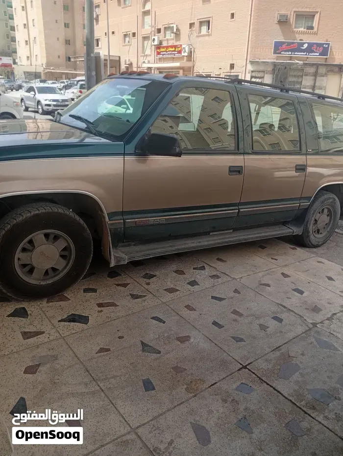 GMC Suburban 1998 photo 3