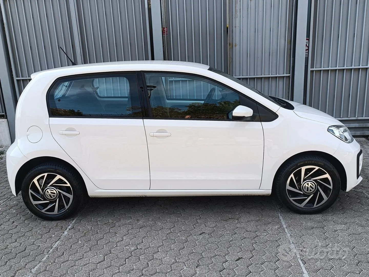 Volkswagen Up 2019 photo 2
