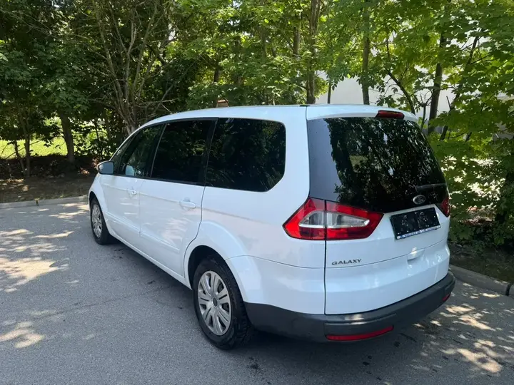Ford Galaxy 2010 photo 2