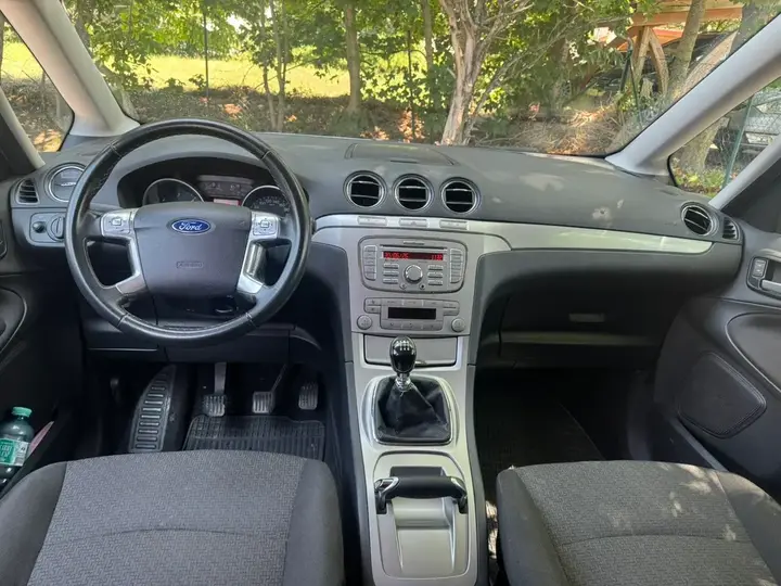 Ford Galaxy 2010 photo 3