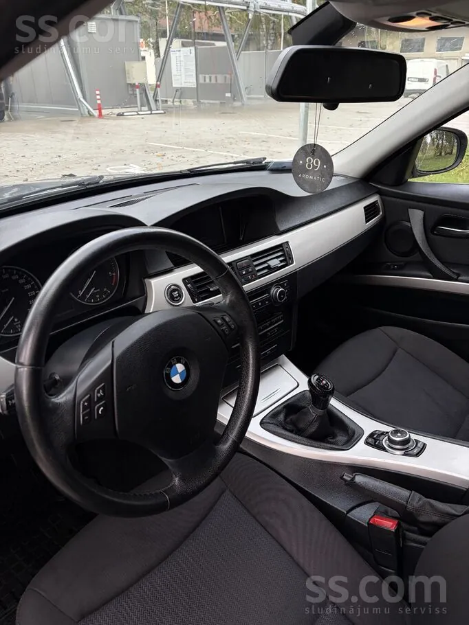 BMW 3 Series 2010 photo 3