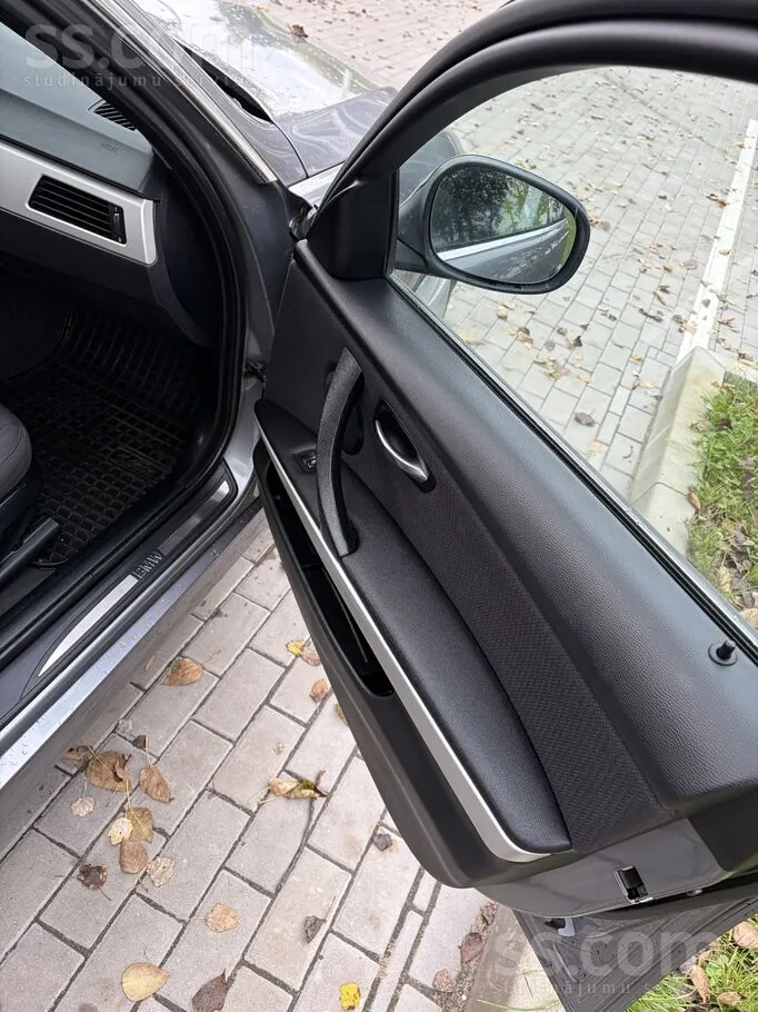 BMW 3 Series 2010 photo 5