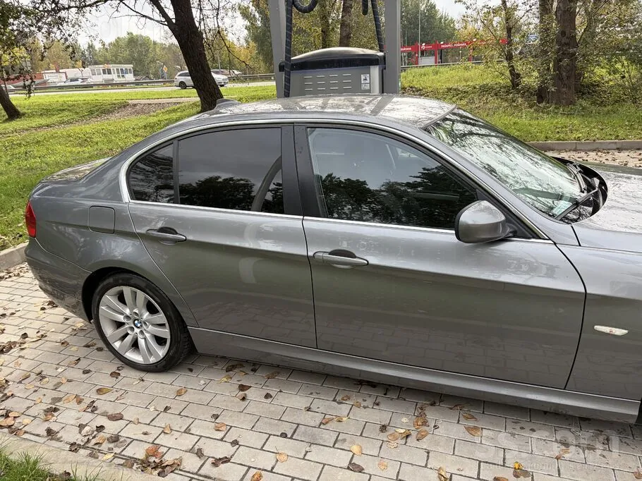 BMW 3 Series 2010 photo 2