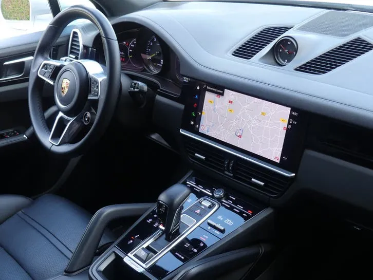 Porsche Cayenne 2023 photo 2