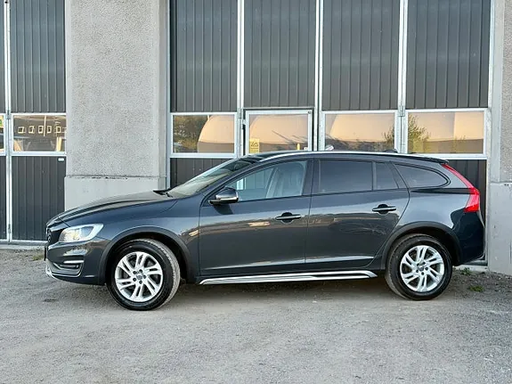Volvo V60 Cross Country 2017 photo 2