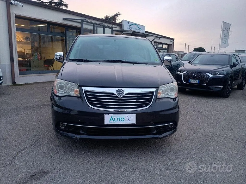 Lancia Voyager 2013 photo 2