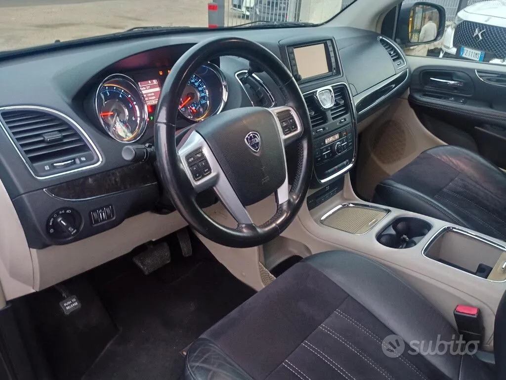 Lancia Voyager 2013 photo 4