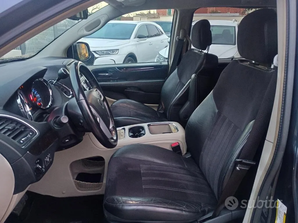 Lancia Voyager 2013 photo 5