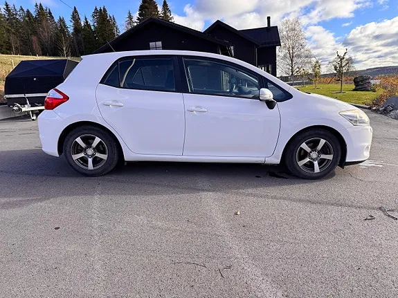 Toyota Auris 2011 photo 2