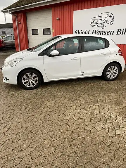 Peugeot 208 2014 photo 2