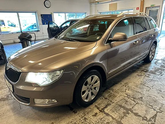 Skoda Superb 2011 photo 4