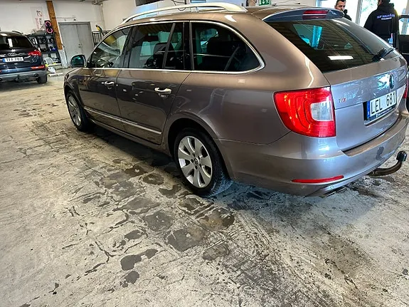 Skoda Superb 2011 photo 2