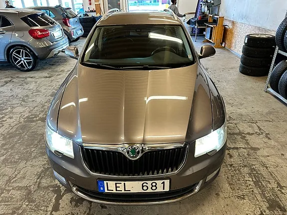 Skoda Superb 2011 photo 5