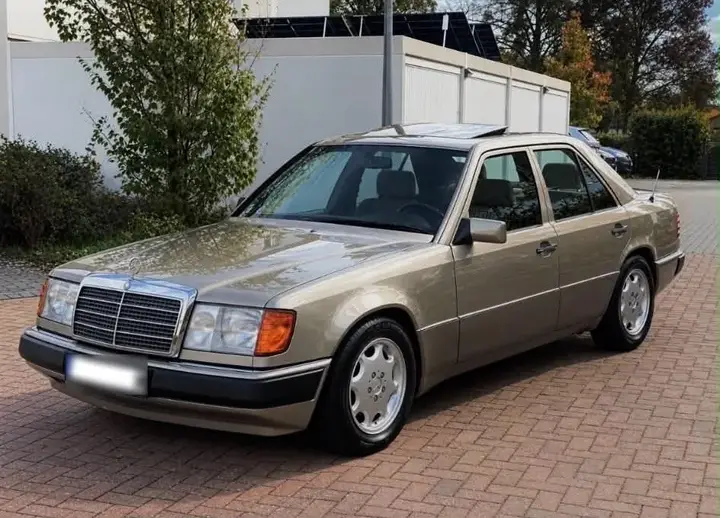 Mercedes-Benz 230E