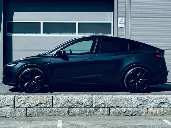 Tesla Model Y 2026 photo 4