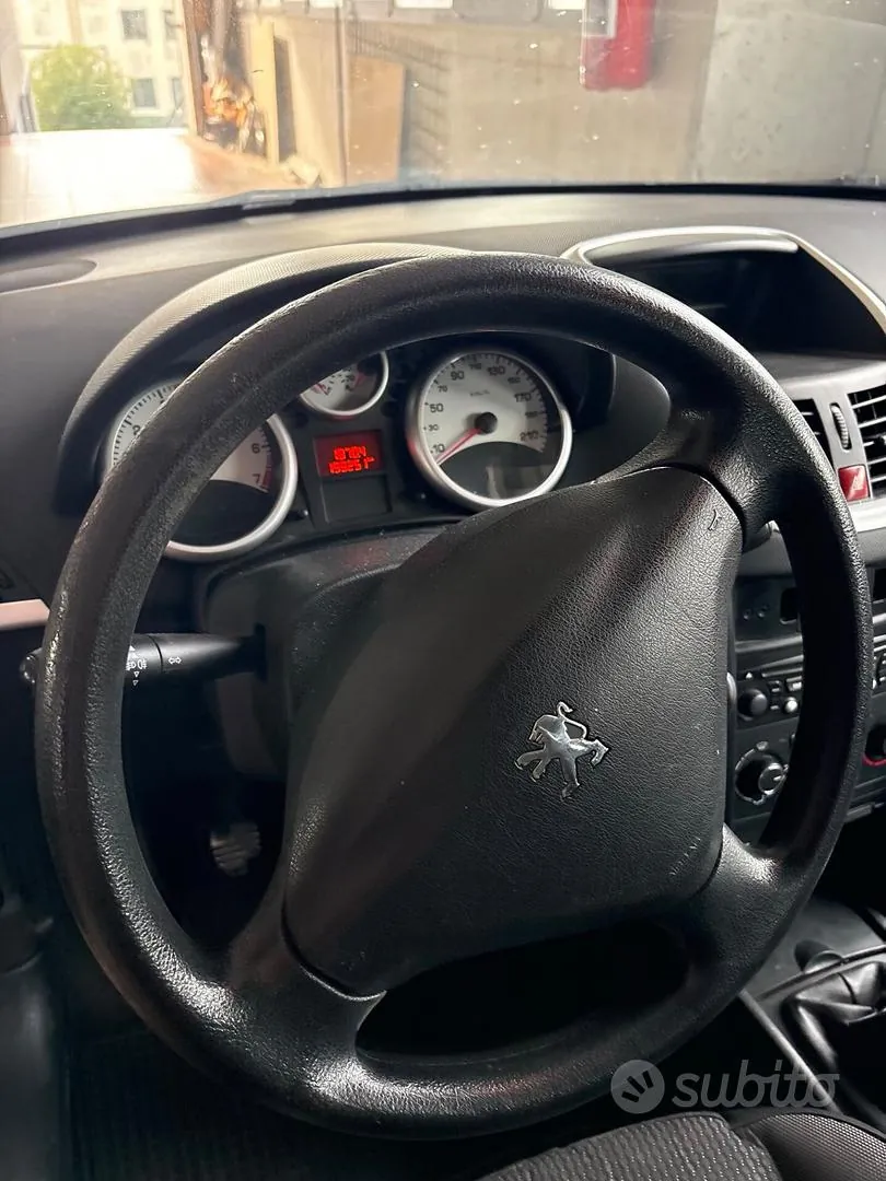 Peugeot 207 2012 photo 2