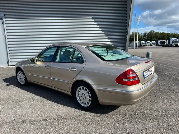Mercedes-Benz E320 2004 photo 2