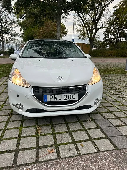 Peugeot 208 2014 photo 2