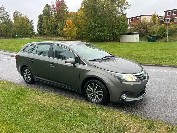 Toyota Avensis 2013 photo 2
