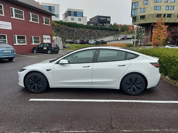 Tesla Model 3 2024 photo 2
