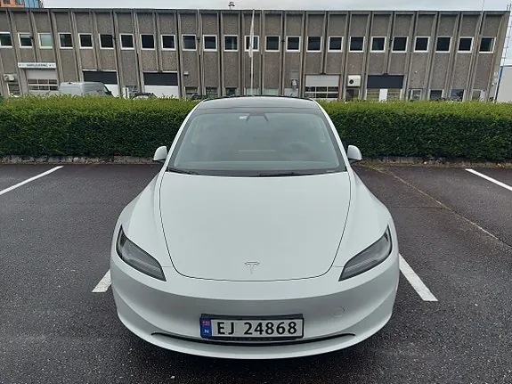 Tesla Model 3 2024 photo 4