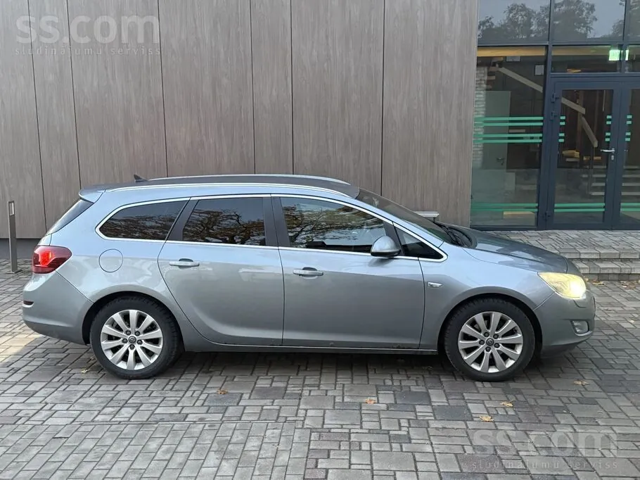 Opel Astra 2011 photo 2