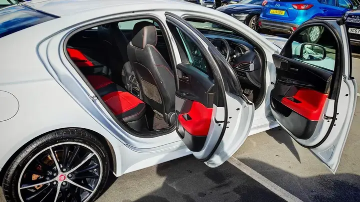 Jaguar Xe 2015 photo 2