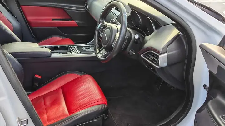 Jaguar Xe 2015 photo 4