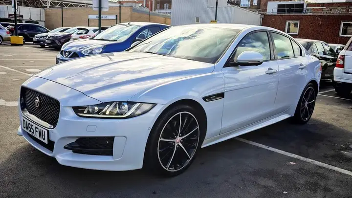 Jaguar Xe 2015 photo 3
