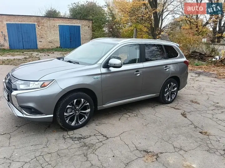 Mitsubishi Outlander 2020 photo 2