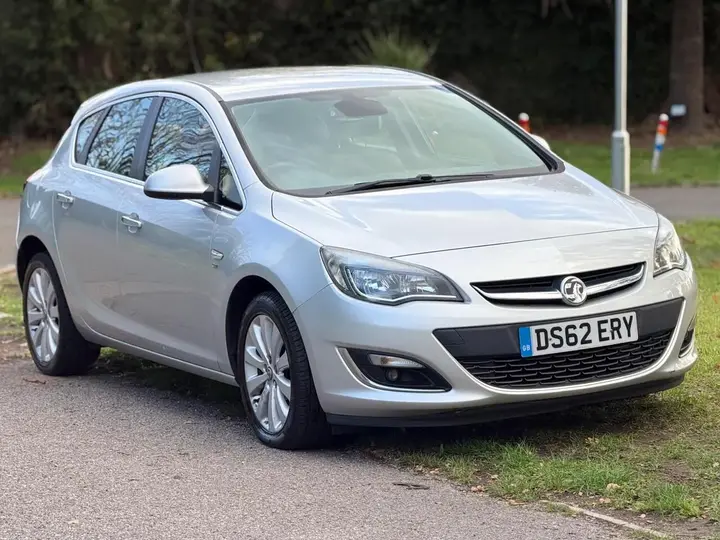Vauxhall Astra 2013 photo 2