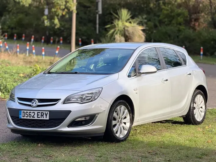 Vauxhall Astra 2013 photo 5
