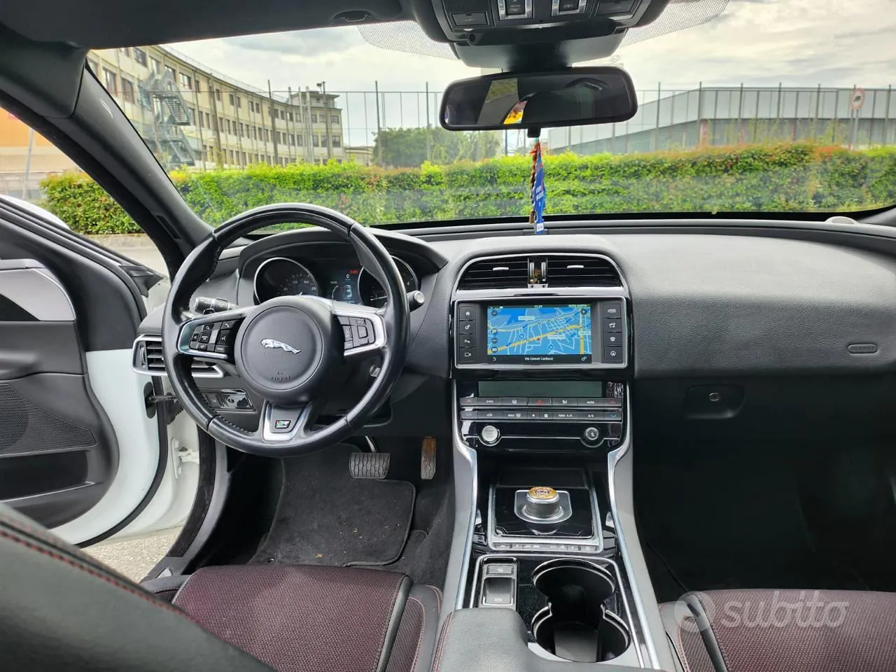 Jaguar Xe 2026 photo 2