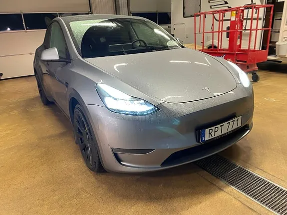 Tesla Model Y 2023 photo 2