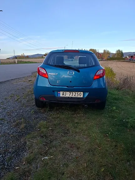 Mazda 2 2011 photo 3