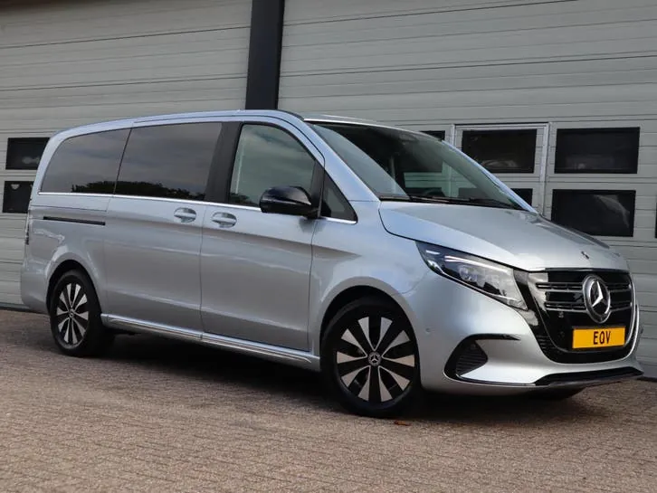Mercedes-Benz Eqv 2025 photo 2