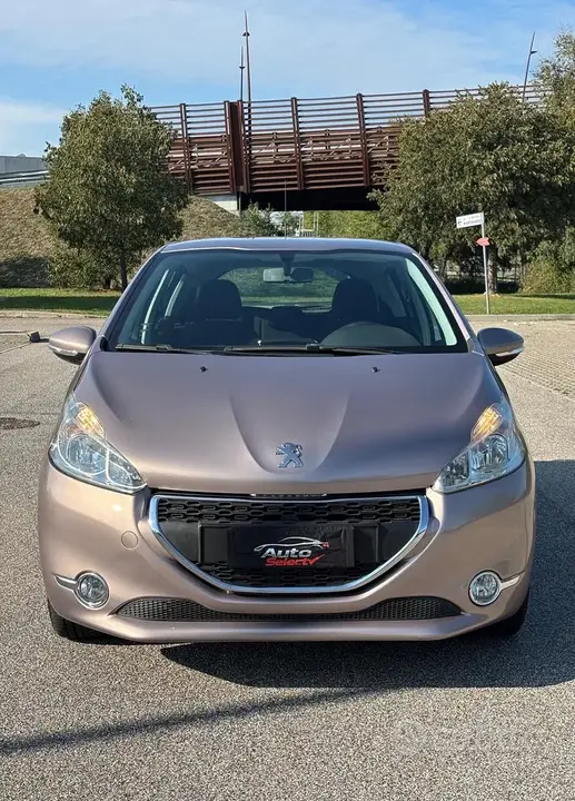 Peugeot 208 2013 photo 2