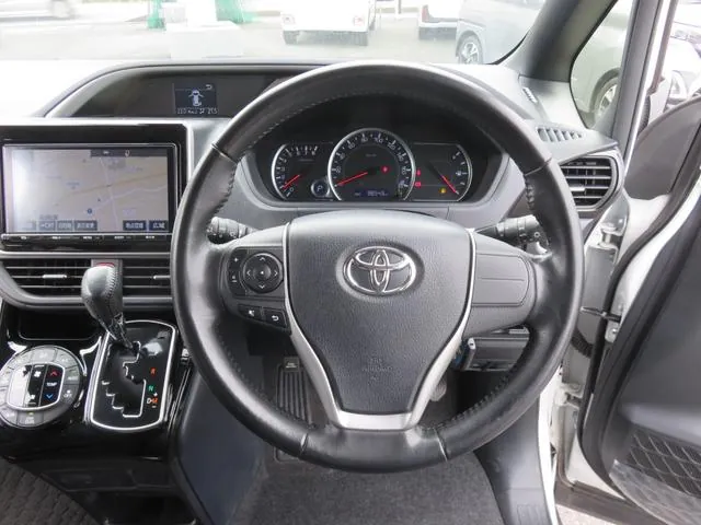 Toyota Vocsei Zs 2017 photo 3