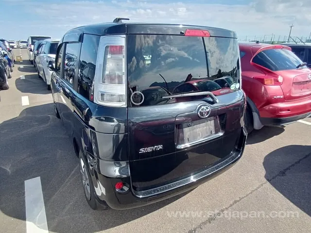 Toyota Sienta 2013 photo 3