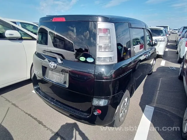 Toyota Sienta 2013 photo 4