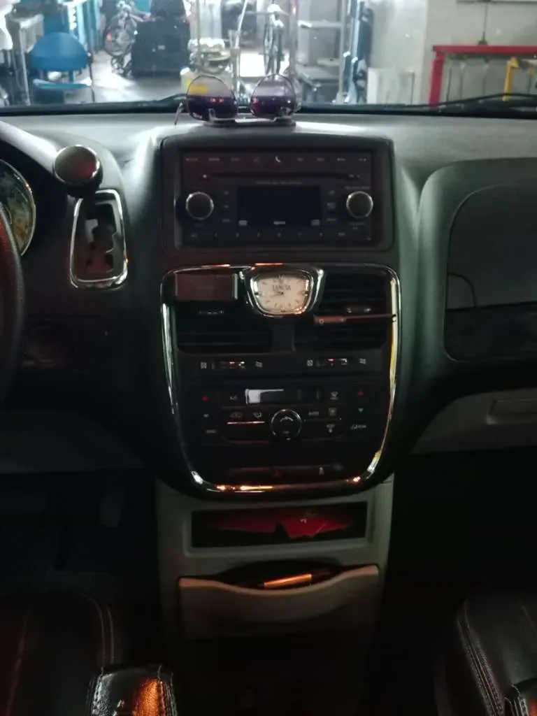 Lancia Voyager 2013 photo 2