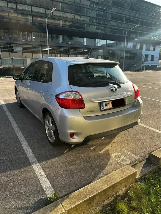 Toyota Auris 2011 photo 2