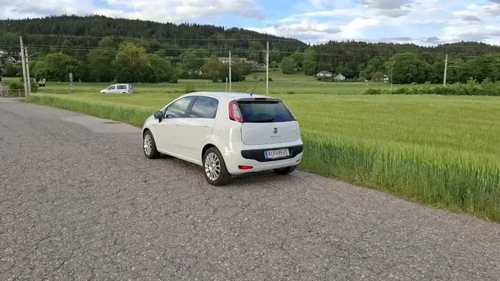 Fiat Punto 2010 photo 2